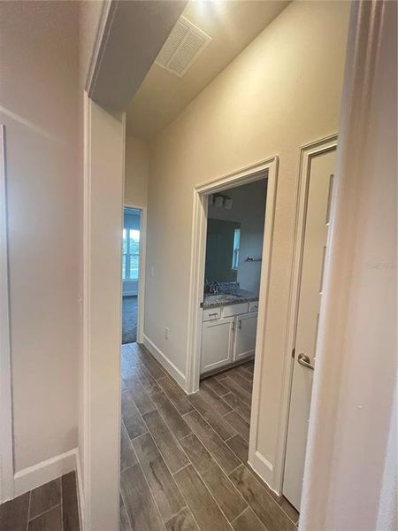 Spacious, unfurnished interior of a new home in Abbey Glen, Dade City (Image 8).