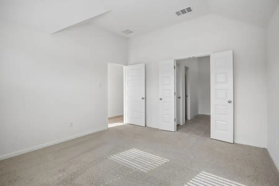 Spacious, unfurnished interior of a new home in Trinity Ranch, Elgin (Image 34).
