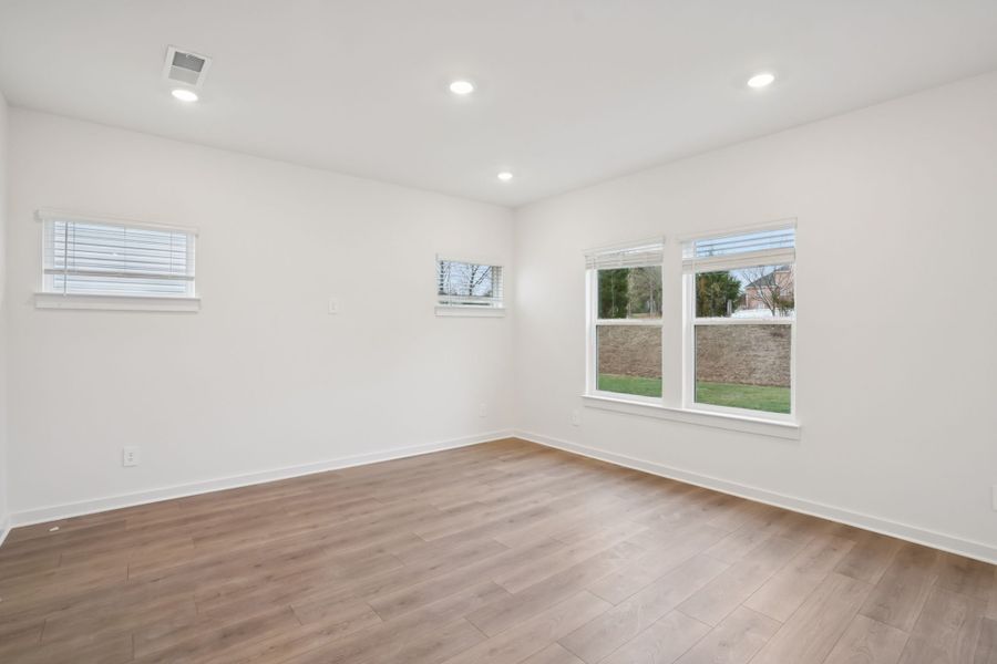 Spacious, unfurnished interior of a new home in River Ridge, Clarksville (Image 10).