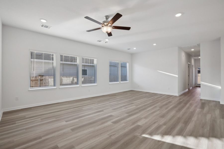 Spacious, unfurnished interior of a new home in Cool Water at Sonterra, Jarrell (Image 14).