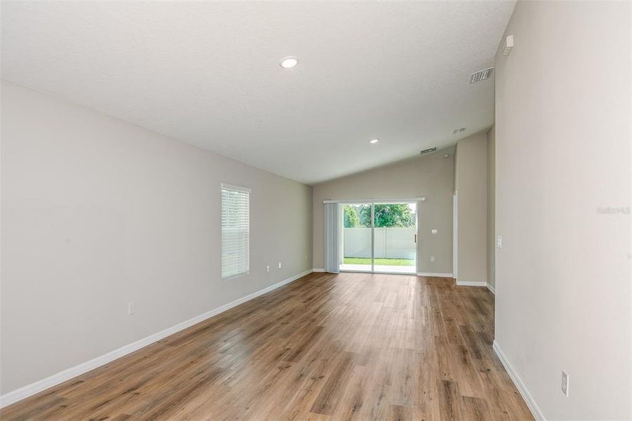 Spacious, unfurnished interior of a new home in Villa Mar, Winter Haven (Image 10).