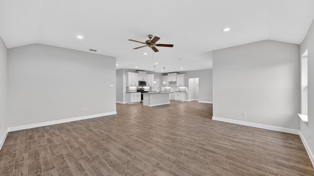 Spacious, unfurnished interior of a new home in Sandstone Estates, Granbury (Image 14).