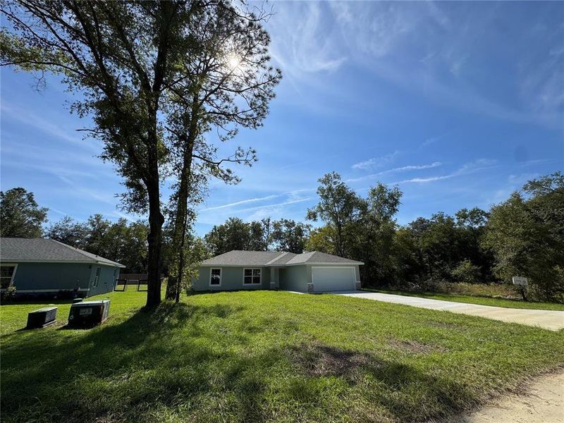 Exterior details and patio area of a home in , Dunnellon (Image 15).