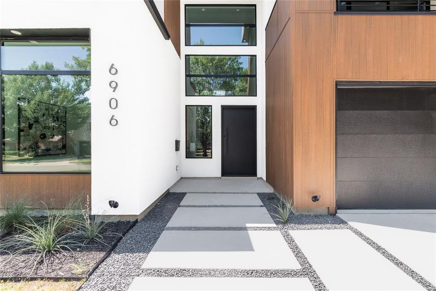 Exterior details and patio area of a home in , Dallas (Image 1).