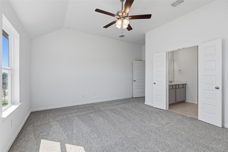 Spacious, unfurnished interior of a new home in Ellis Cove, Seabrook (Image 10).