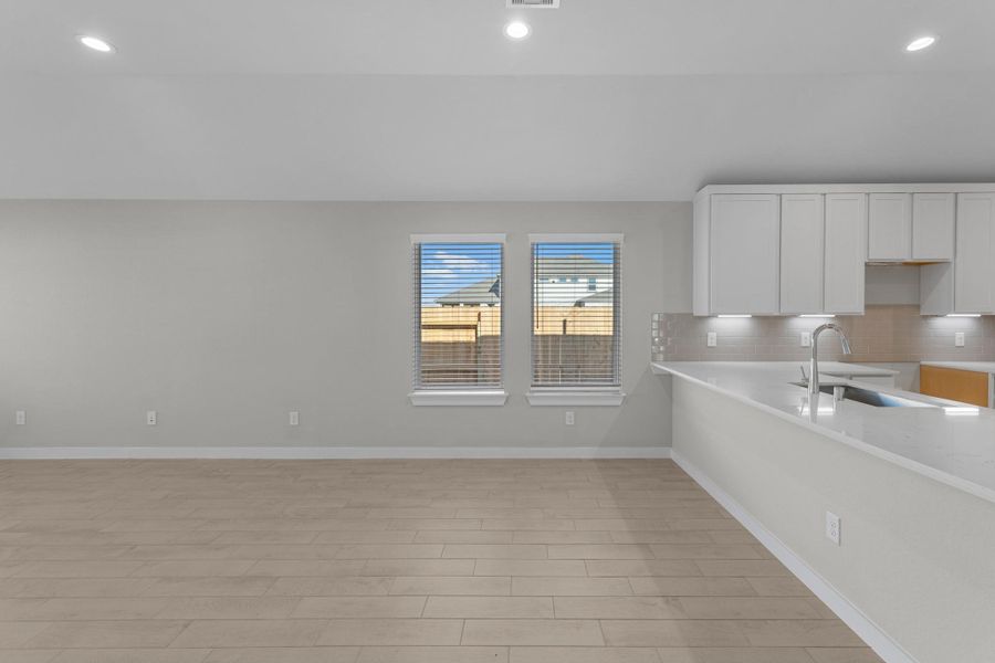 Spacious, unfurnished interior of a new home in Sunterra Lakes, Fulshear (Image 14).
