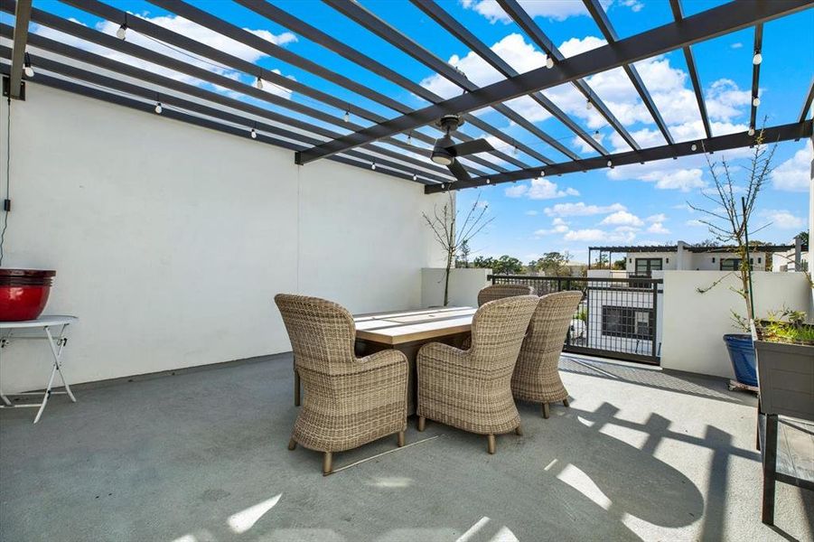 Exterior details and patio area of a home in , Pinellas Park (Image 23).