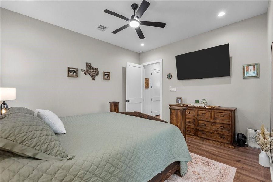 Furnished interior view inside a new home in , Santa Fe (Image 19).