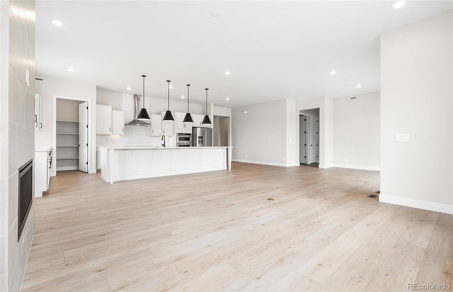 Spacious, unfurnished interior of a new home in Hilltop at Inspiration, Aurora (Image 27).