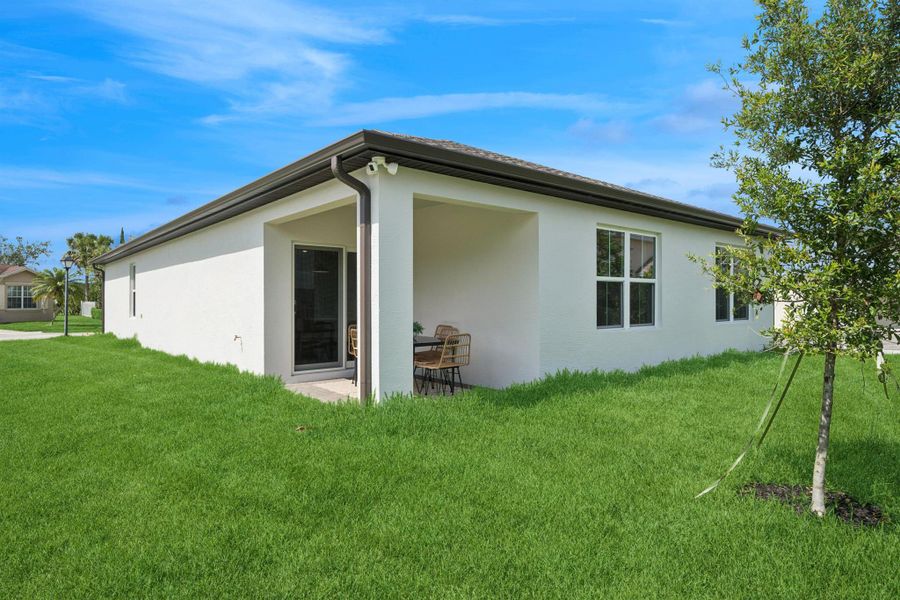 Exterior details and patio area of a home in , Fort Pierce (Image 2).
