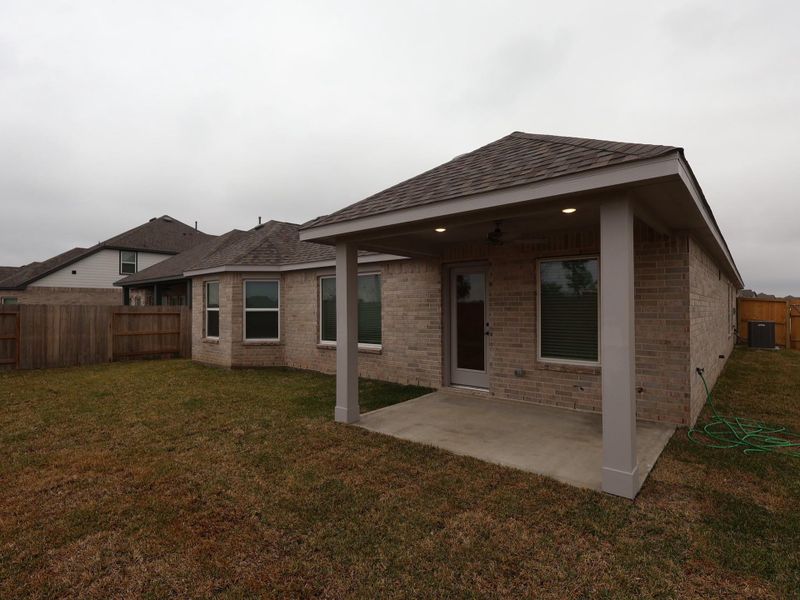 Exterior details and patio area of a home in Lago Mar, Santa Fe (Image 19).