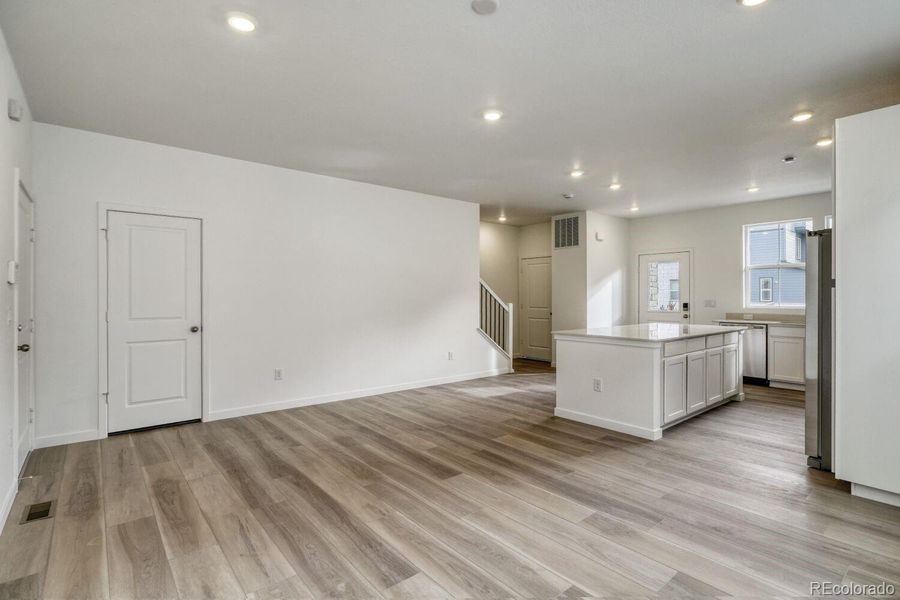 Spacious, unfurnished interior of a new home in Sterling Ranch, Littleton (Image 8).