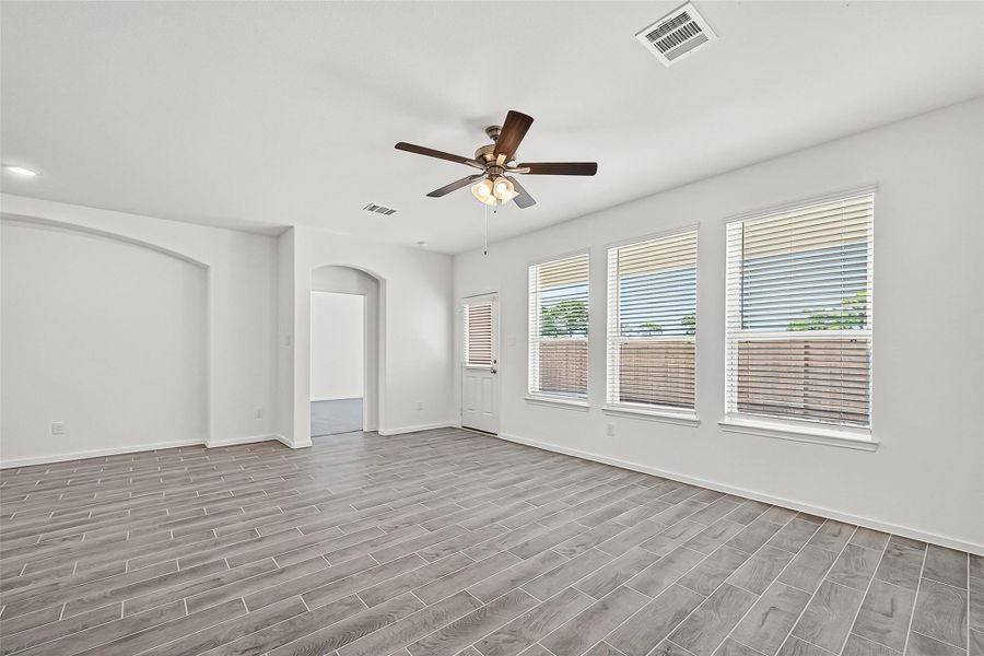 Spacious, unfurnished interior of a new home in Rollingbrook Estates, Baytown (Image 41).