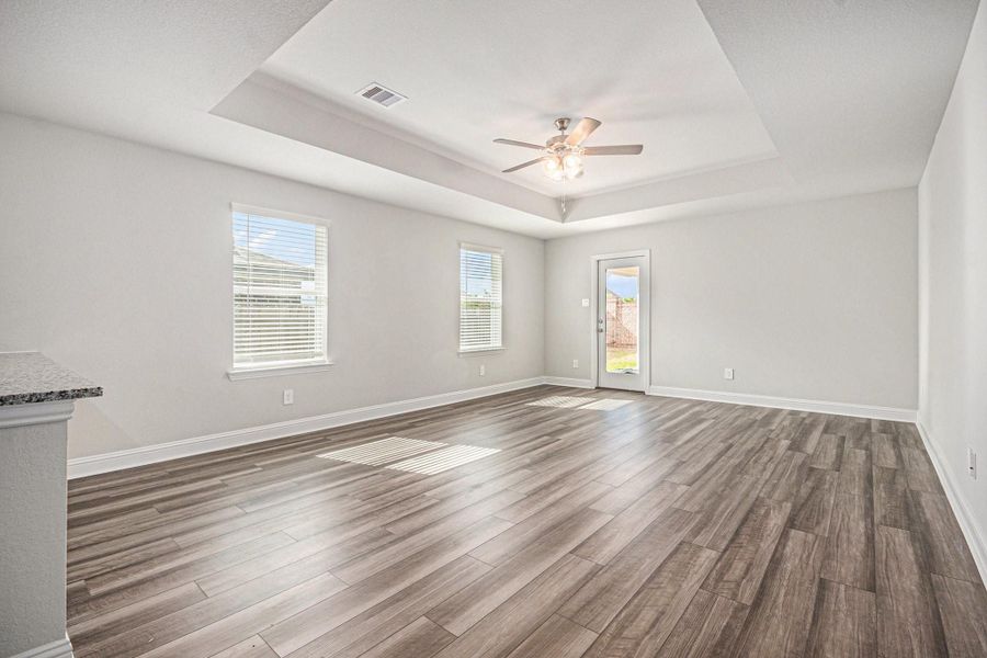 Spacious, unfurnished interior of a new home in Lago Mar, Texas City (Image 11).