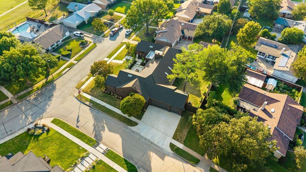 Exterior details and patio area of a home in , Farmers Branch (Image 28).