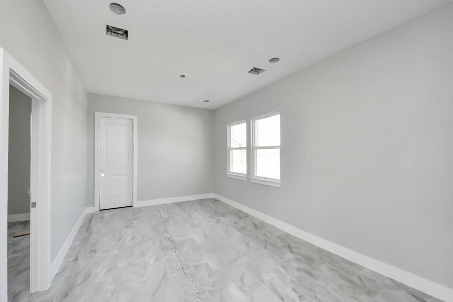 Spacious, unfurnished interior of a new home in , Houston (Image 20).