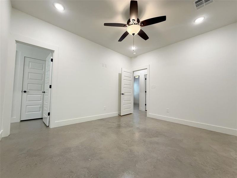 Unfurnished room featuring finished concrete floors, recessed lighting, and a ceiling fan