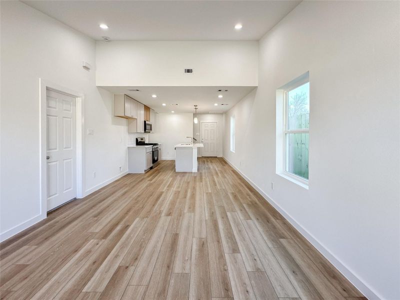 Spacious, unfurnished interior of a new home in , Conroe (Image 29).