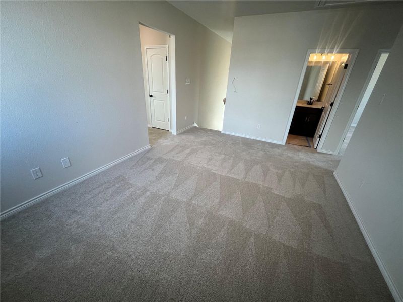 Spacious, unfurnished interior of a new home in Lariat, Liberty Hill (Image 8).