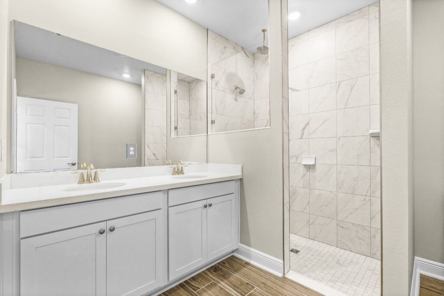 Furnished interior view inside a new home in Lake Merial, Panama City (Image 6).