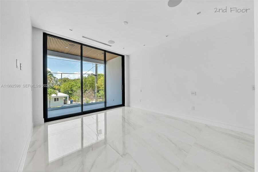 Spacious, unfurnished interior of a new home in , Key Largo (Image 60).