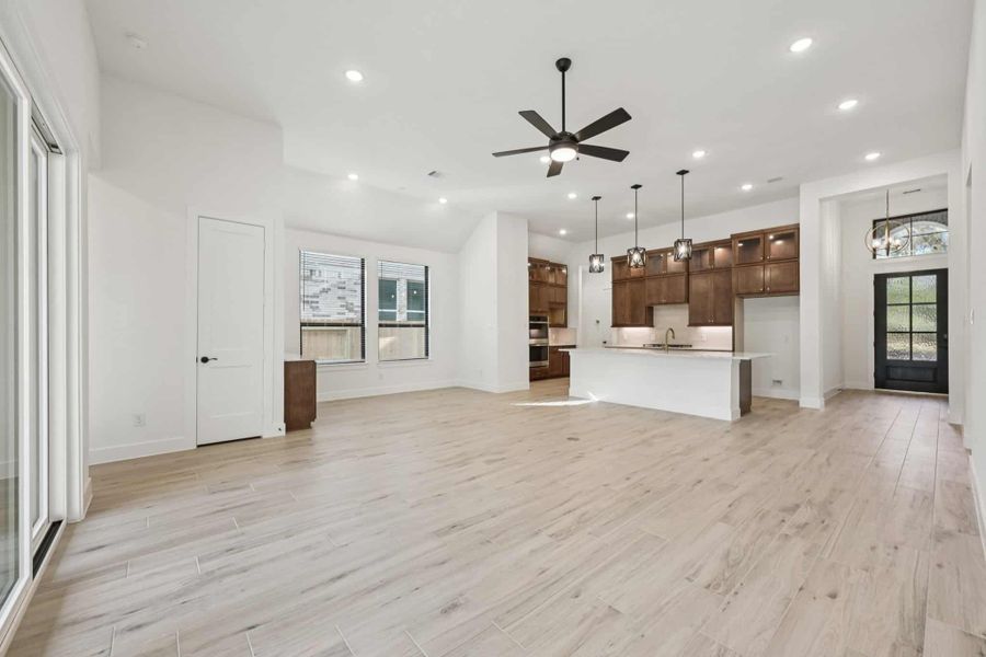 Spacious, unfurnished interior of a new home in Wood Leaf Reserve, Tomball (Image 23).