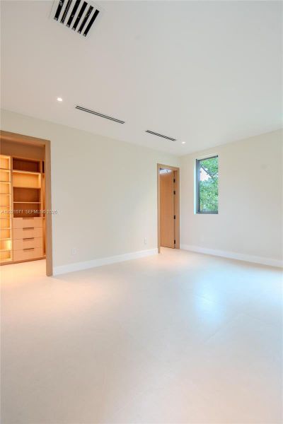 Spacious, unfurnished interior of a new home in , Fort Lauderdale (Image 36).