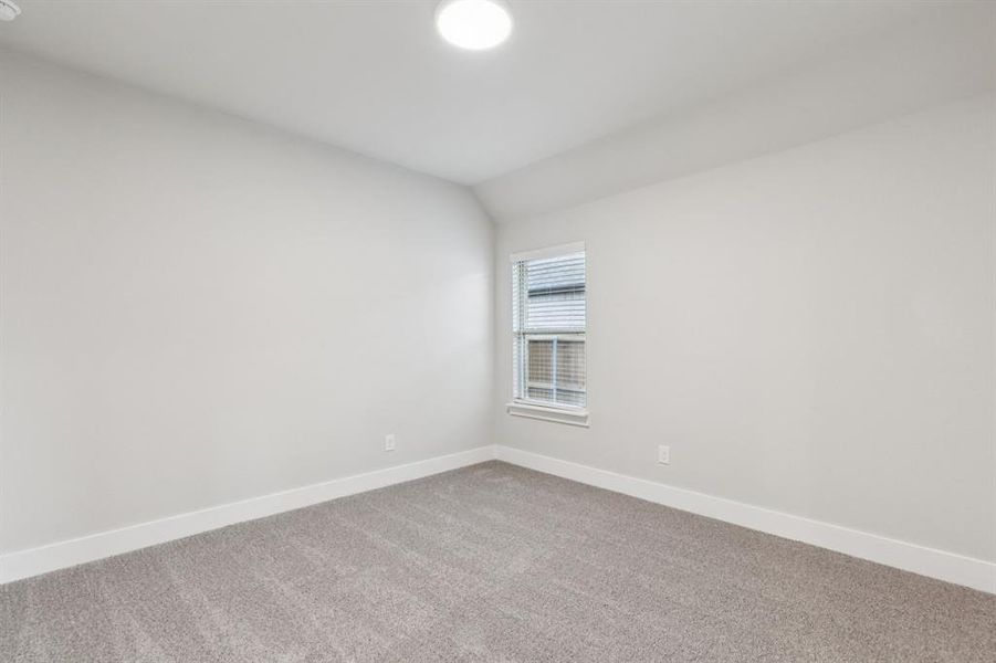 Spacious, unfurnished interior of a new home in Dove Hollow, Waxahachie (Image 18).