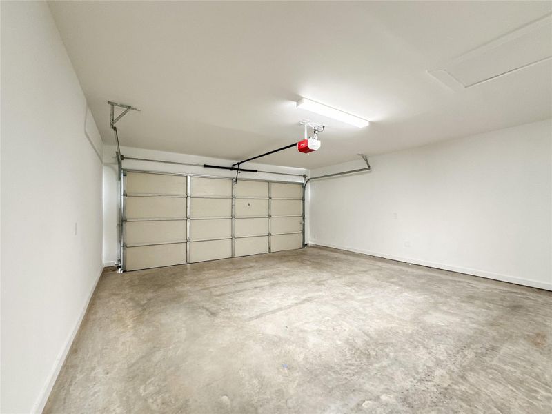 Spacious, unfurnished interior of a new home in , Conroe (Image 36).