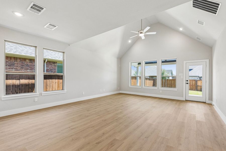 Spacious, unfurnished interior of a new home in Dove Hollow, Waxahachie (Image 17). Spacious, unfurnished interior of a new home in Dove Hollow, Waxahachie (Image 17).