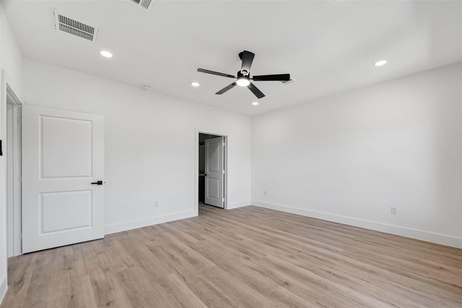Spacious, unfurnished interior of a new home in , Houston (Image 31).