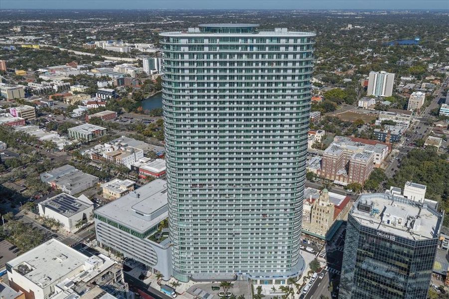 Condo located in St. Petersburg, FL showcasing its design and architecture (Image 36).