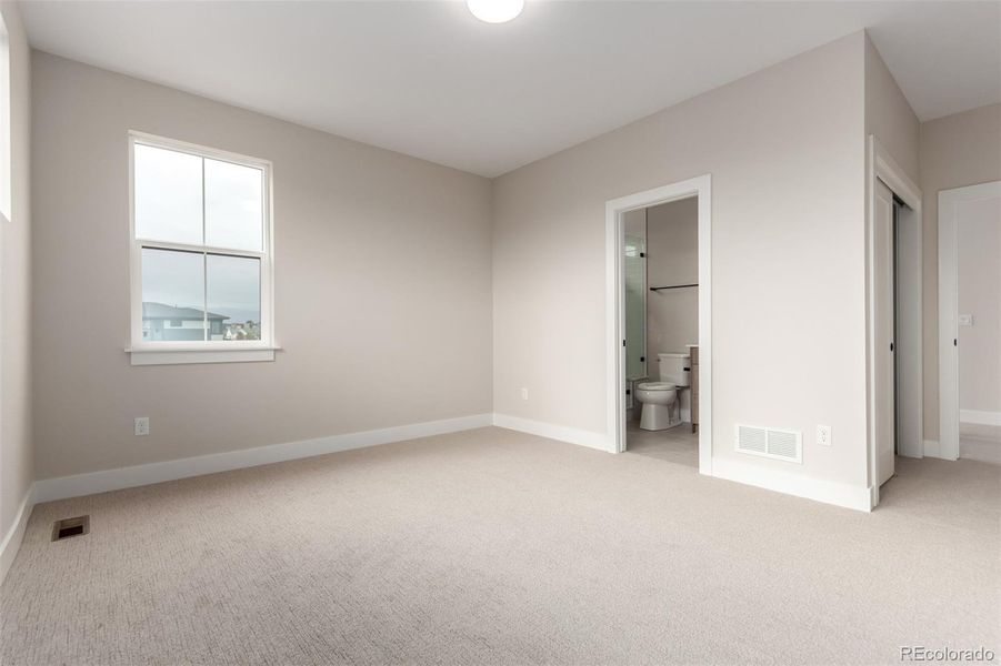 Spacious, unfurnished interior of a new home in West Grange, Longmont (Image 21).