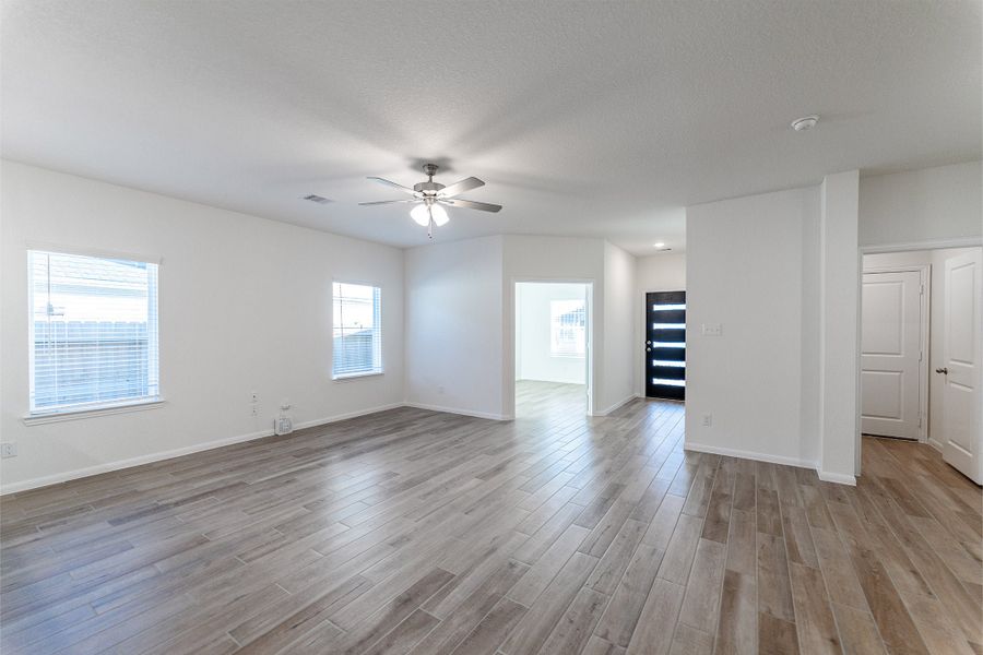 Spacious, unfurnished interior of a new home in Cielo, Conroe (Image 16).