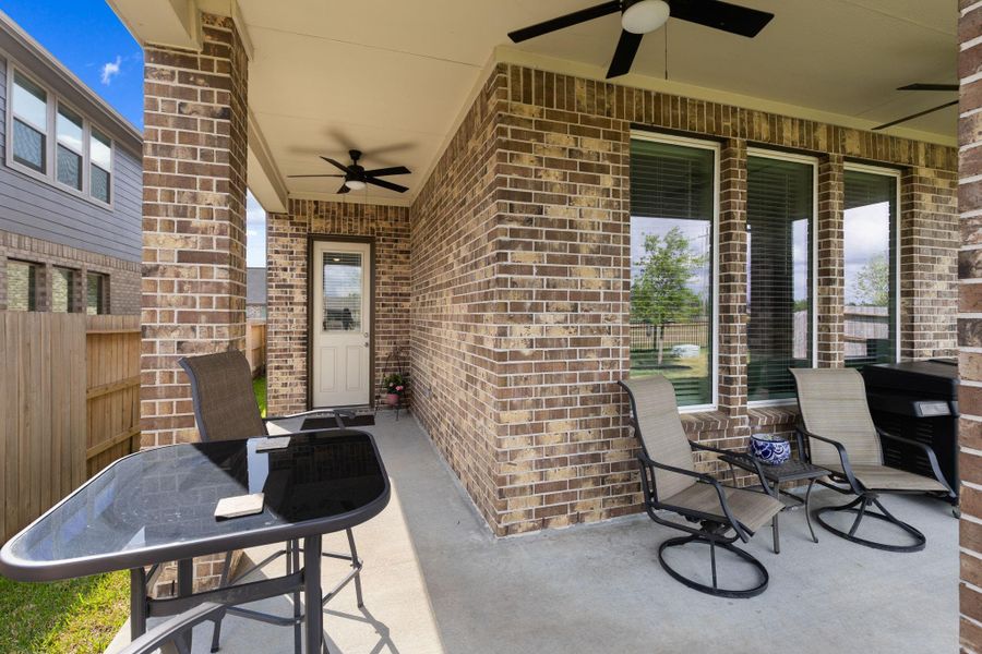 Large L-shaped covered back patio with 3 ceiling fans for maximum comfort.