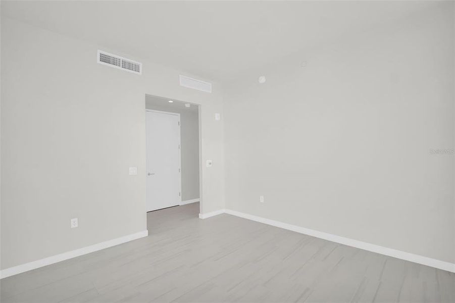 Spacious, unfurnished interior of a new home in , St. Petersburg (Image 24).