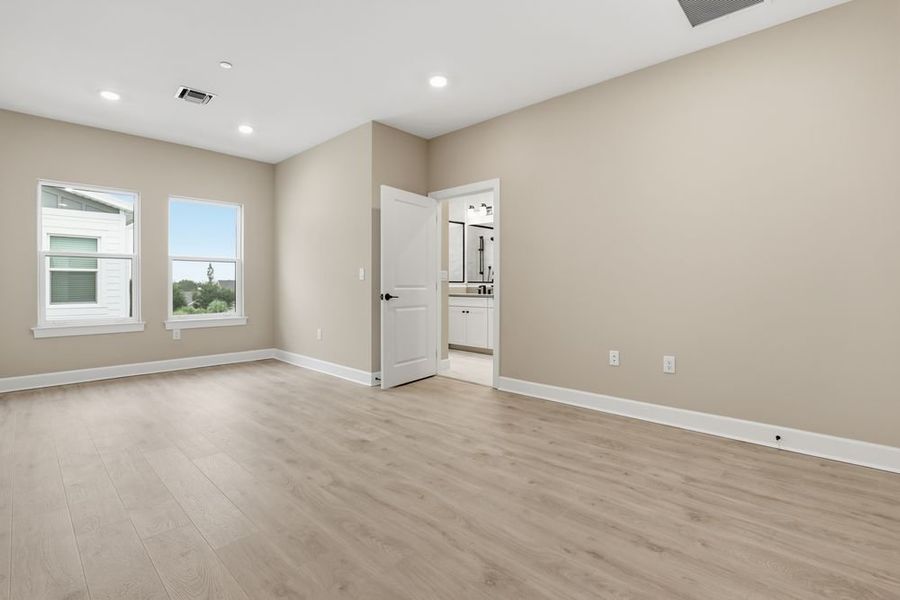 Spacious, unfurnished interior of a new home in Seahaven, Punta Gorda (Image 18).