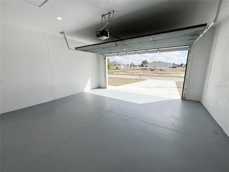 Spacious, unfurnished interior of a new home in , Cape Coral (Image 20).