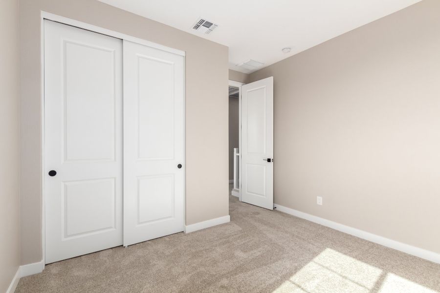 Spacious, unfurnished interior of a new home in Rialta, Mesa (Image 10).
