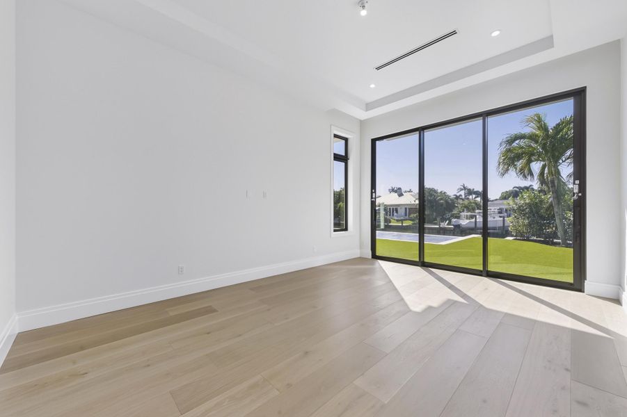 PRIMARY SUITE - 1ST FLOOR