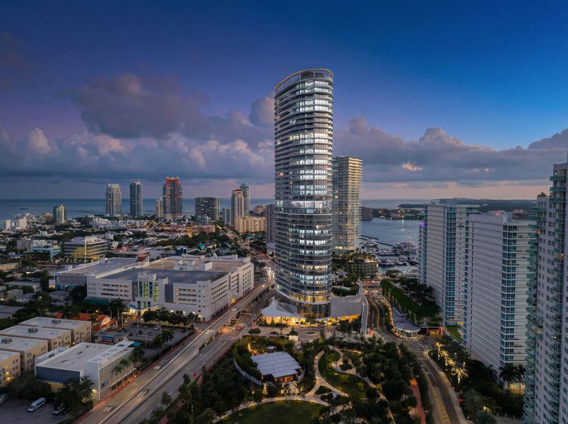 Condo located in Miami Beach, FL showcasing its design and architecture (Image 32).