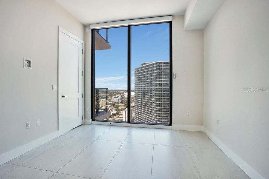 Spacious, unfurnished interior of a new home in , St. Petersburg (Image 28).