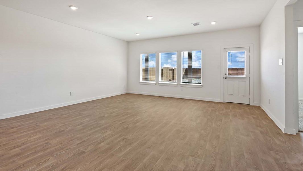 Spacious, unfurnished interior of a new home in Holly Ridge, Rosenberg (Image 8).