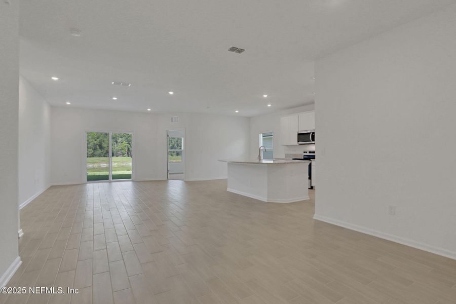 Spacious, unfurnished interior of a new home in Bellbrooke, Jacksonville (Image 16).