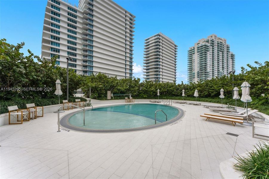 Condo located in Miami Beach, FL showcasing its design and architecture (Image 28).