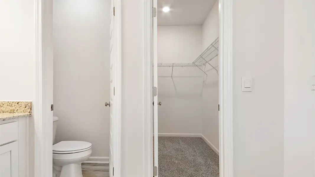 Spacious, unfurnished interior of a new home in Owl's Head East, Freeport (Image 20).