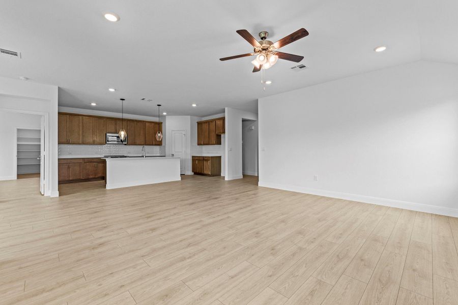 Spacious, unfurnished interior of a new home in Riverview, Georgetown (Image 32).