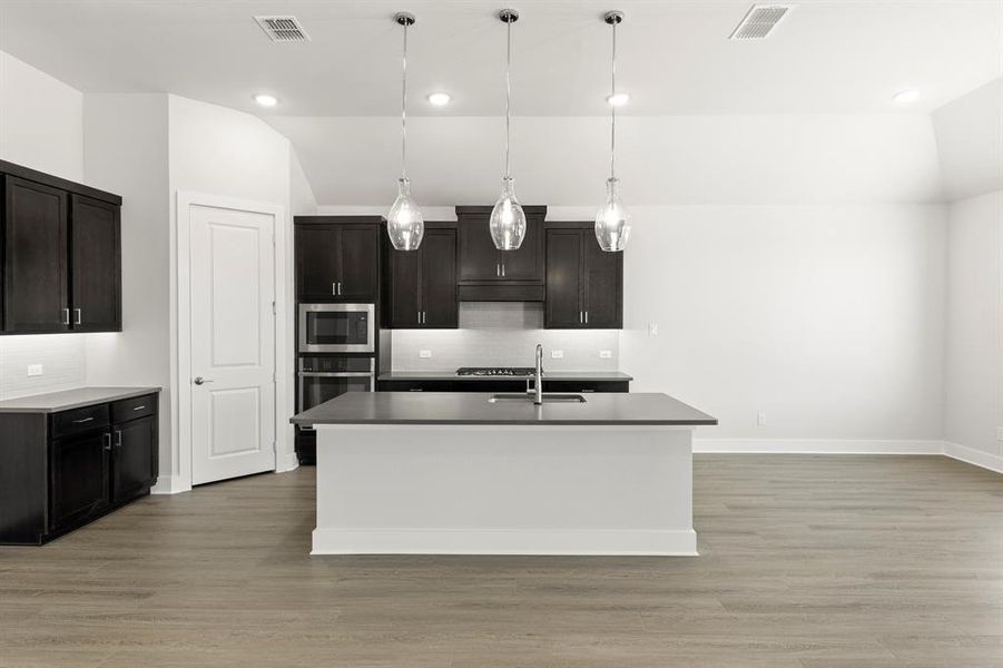 11. 7253 Camilla - Kitchen