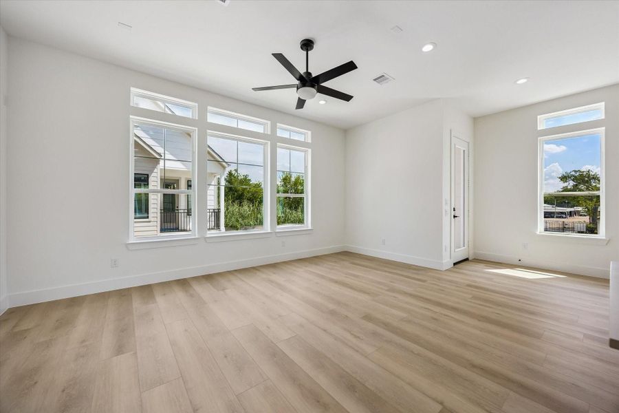 Spacious, unfurnished interior of a new home in Thornton Oaks, Houston (Image 24).