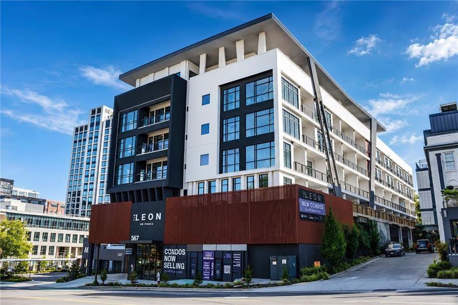 Condo located in Atlanta, GA showcasing its design and architecture (Image 5).